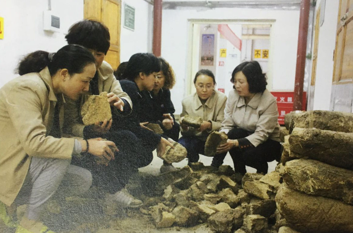 制曲車(chē)間半成品曲質(zhì)量自檢.jpg 制曲車(chē)間半成品曲質(zhì)量自檢.jpg