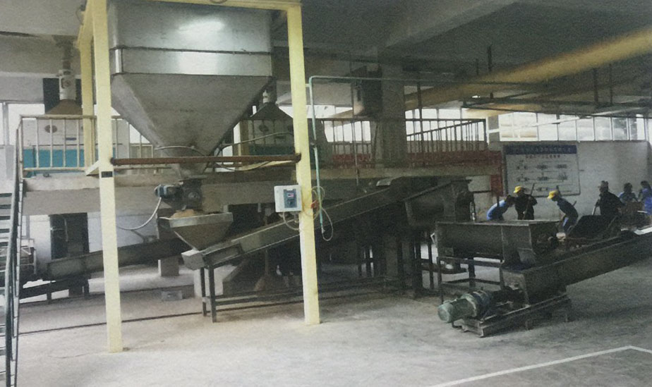 制曲車(chē)間磨料及拌料設備.jpg 制曲車(chē)間磨料及拌料設備.jpg