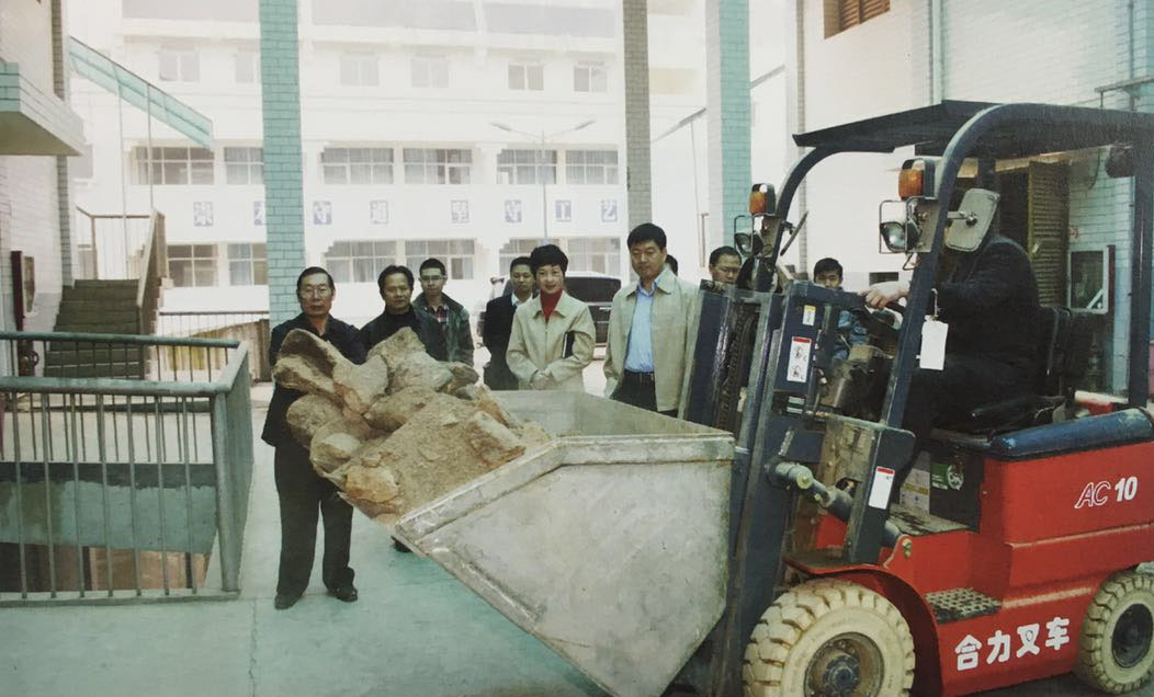 半成品曲送進(jìn)磨曲機.jpg 半成品曲送進(jìn)磨曲機.jpg